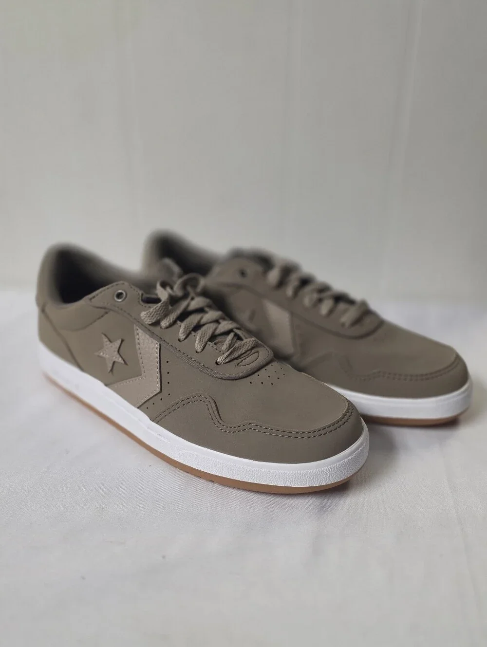 Converse Unisex Sport Casual Men's Low-Top Sneakers in Taupe with White Midsole
